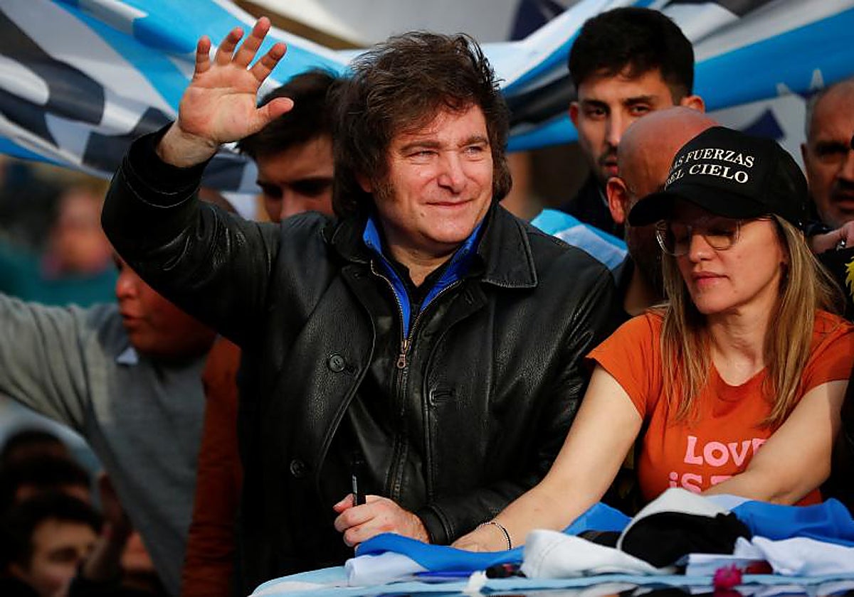 El candidato presidencial argentino Javier Milei por La Libertad Avanza realiza un mitin de campaña en La Plata