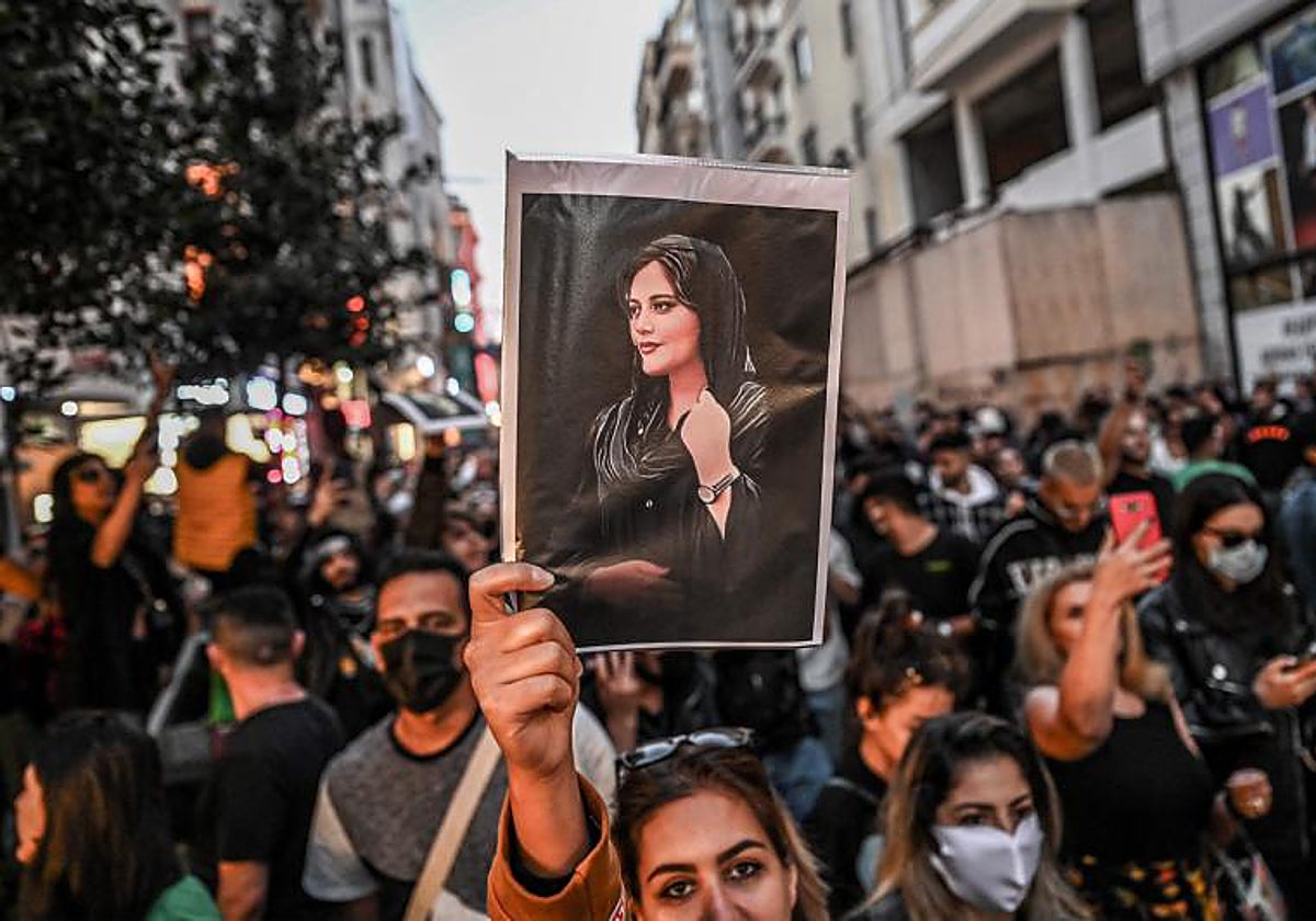 Manifestantes en protestas por la muerte de Mahsa Amini