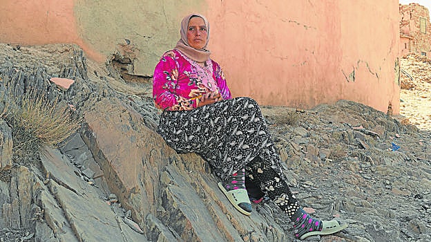 Naima Ait Malek, cerca de su casa en una aldea de Ighil