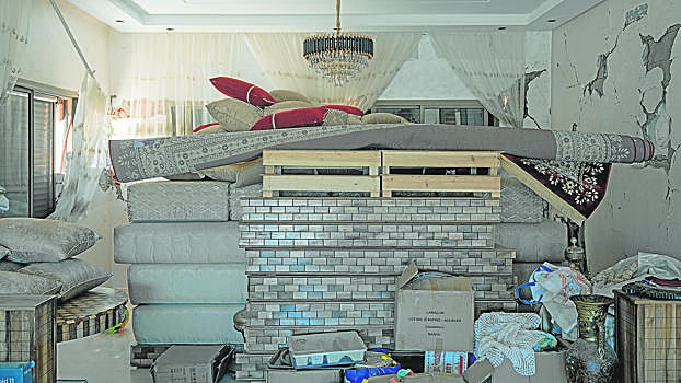 Una de las habitaciones de la casa de Brahim Ait Boujemma en Amrezgane, donde acoge y da de comer a afectados por el terremoto