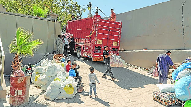 Reparto de ayuda a la entrada de la casa de Brahim Ait Boujemaa en Amrezgane