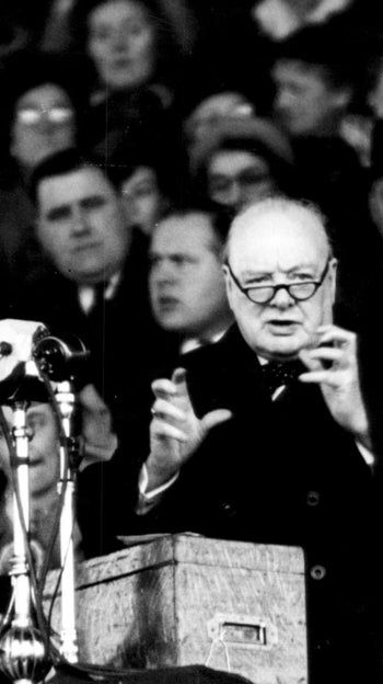 Churchill pronuncia un discurso electoral en Cardiff, la capital de Gales