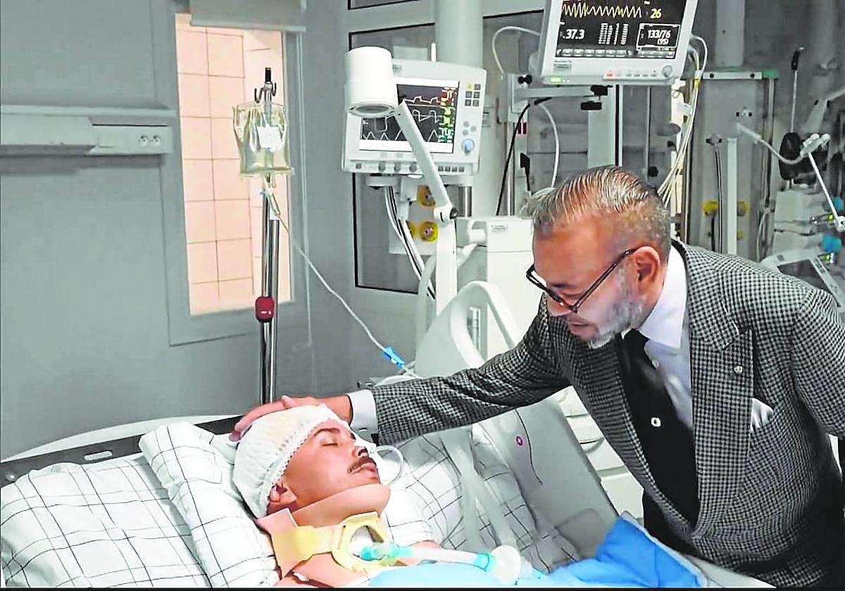 Mohamed VI visita a heridos por el terremoto