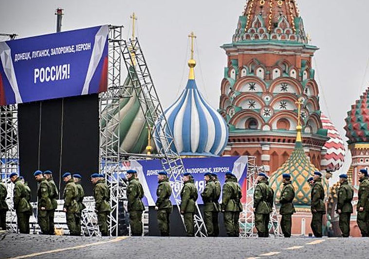 Soldados reunidos en la Plaza Roja en Moscú, Rusia