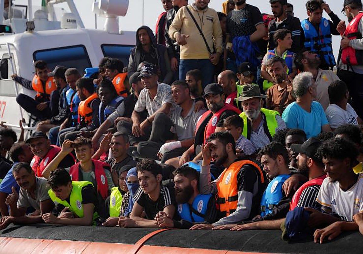 Los migrantes llegan al puerto de la isla italiana de Lampedusa