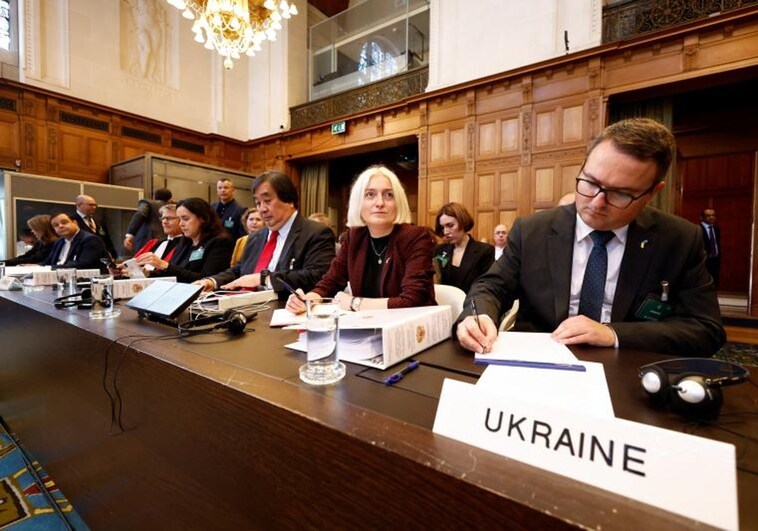 E embajador especial del Ministerio de Asuntos Exteriores de Ucrania, Anton Korynevych, y la directora general de Derecho Internacional del Ministerio de Asuntos Exteriores de Ucrania, Oksana Zolotaryova.