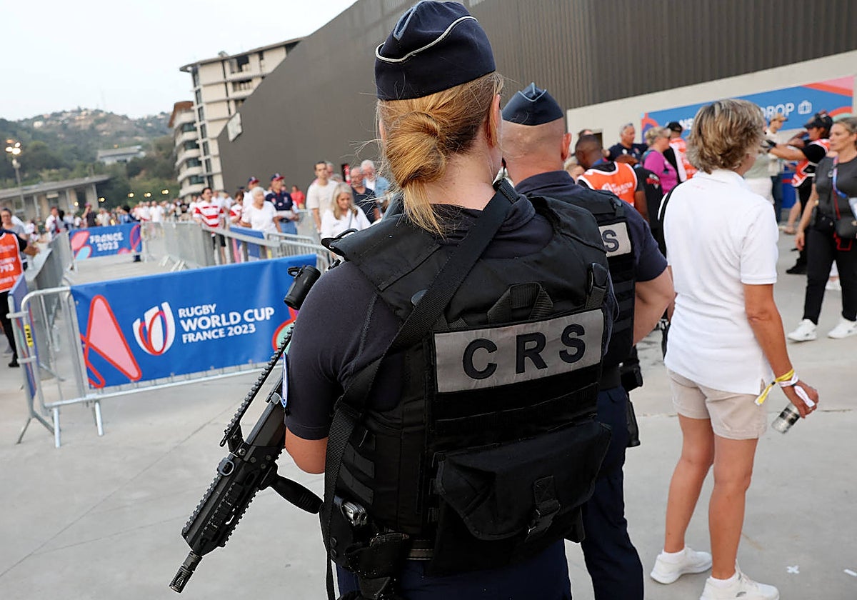 Una agente de la Policía francesa vigila un partido de rugby en Niza