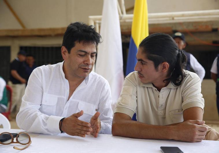 El alto comisionado para la paz en Colombia, Danilo Rueda (i), habla con Andrey Avendaño, delegado por el Estado Mayor Central de las disidencias de las FARC