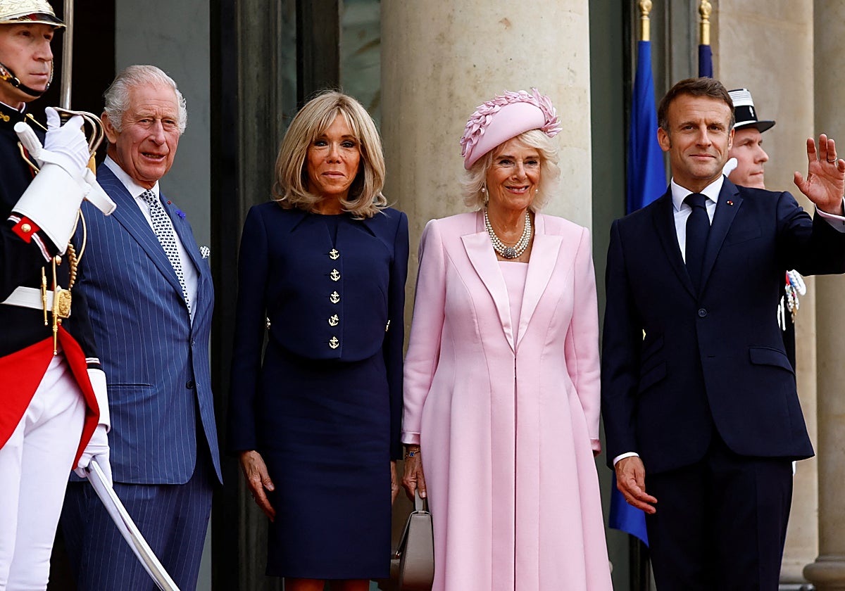 El presidente francés Emmanuel Macron, su esposa Brigitte Macron, el Rey Carlos y la Reina Camilla posan en el Palacio del Elíseo en París