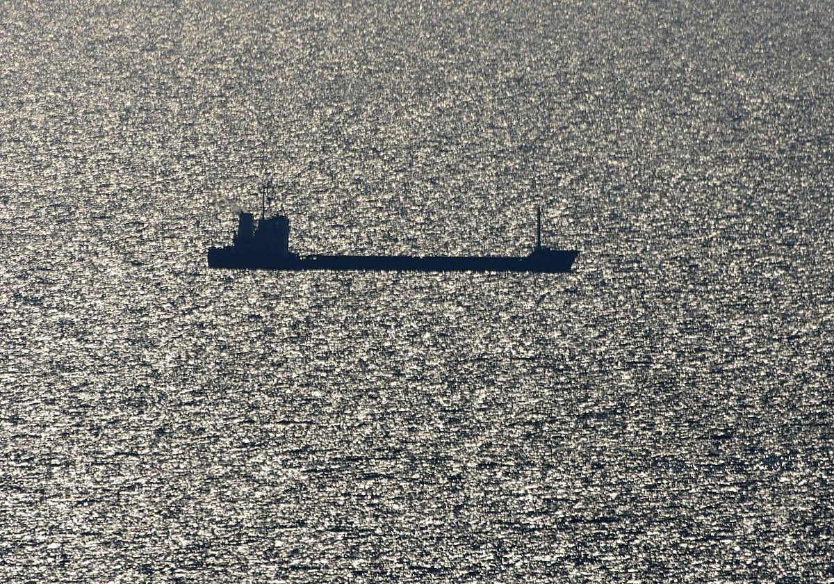 El buque Resilient Afrika, que transporta tres mil toneladas de trigo, saliendo del puerto ucraniano de Chornomorsk, en el Mar Negro