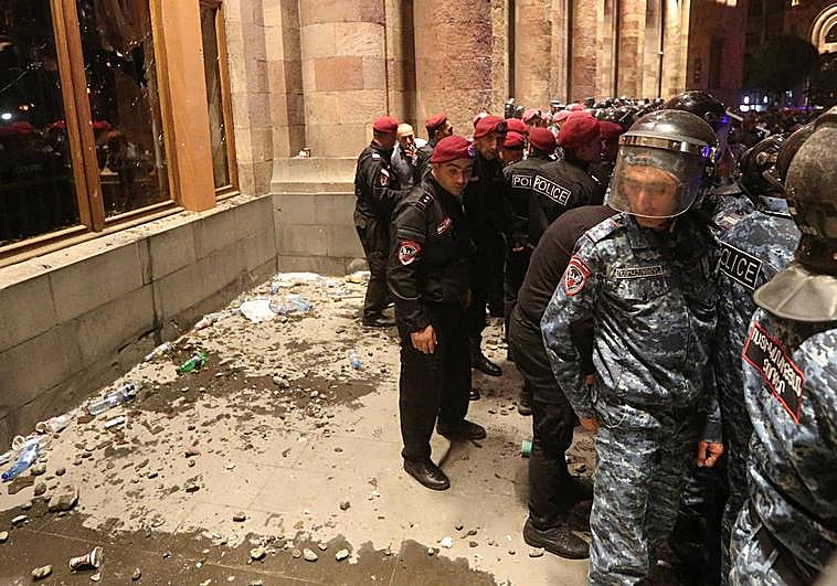 Agentes de Policía durante los disturbios de este miércoles.