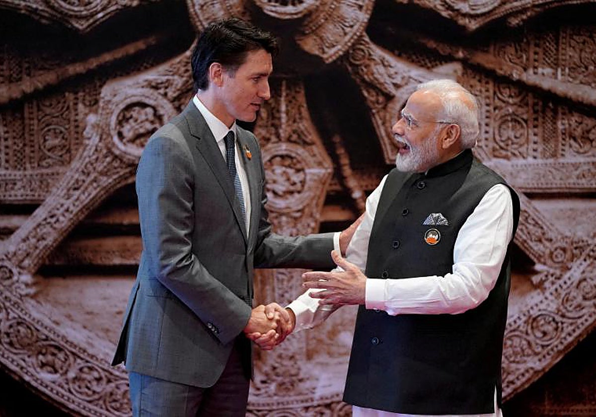 El primer ministro indio, Narendra Modi, da la bienvenida al primer ministro canadiense, Justin Trudeau, a su llegada a Bharat Mandapam.