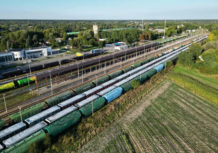 Trenes con grano ucraniano almacenado en vagones cubiertos con lona blanca en las vías segunda y tercera de la estación de Dorohusk
