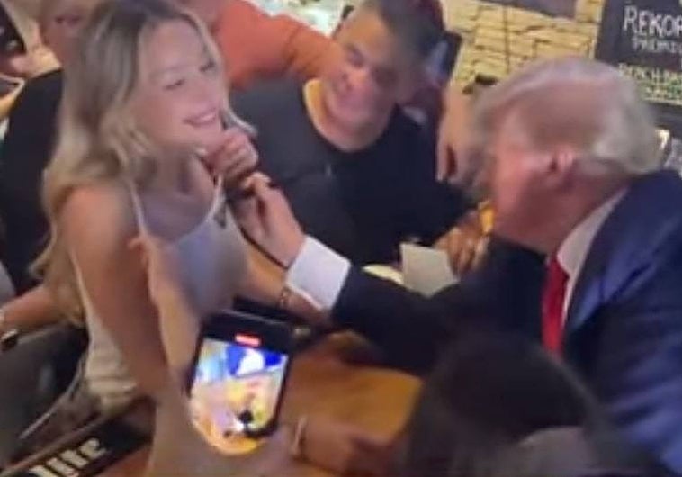 Una captura de pantalla del vídeo donde Donald Trump firma el pecho de la mujer en un restaurante en Iowa