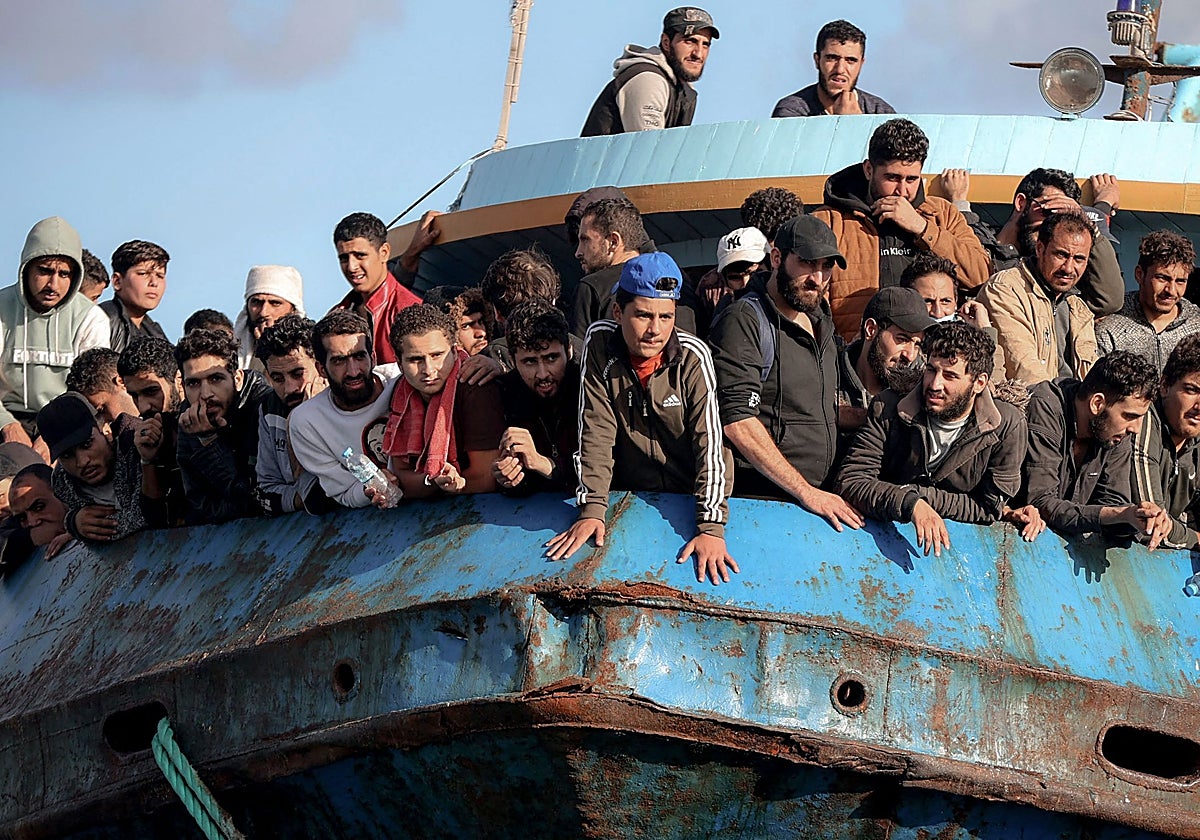 Refugiados y migrantes rescatados a bordo de una embarcación en la localidad de Paleochora, en el suroeste de la isla de Creta