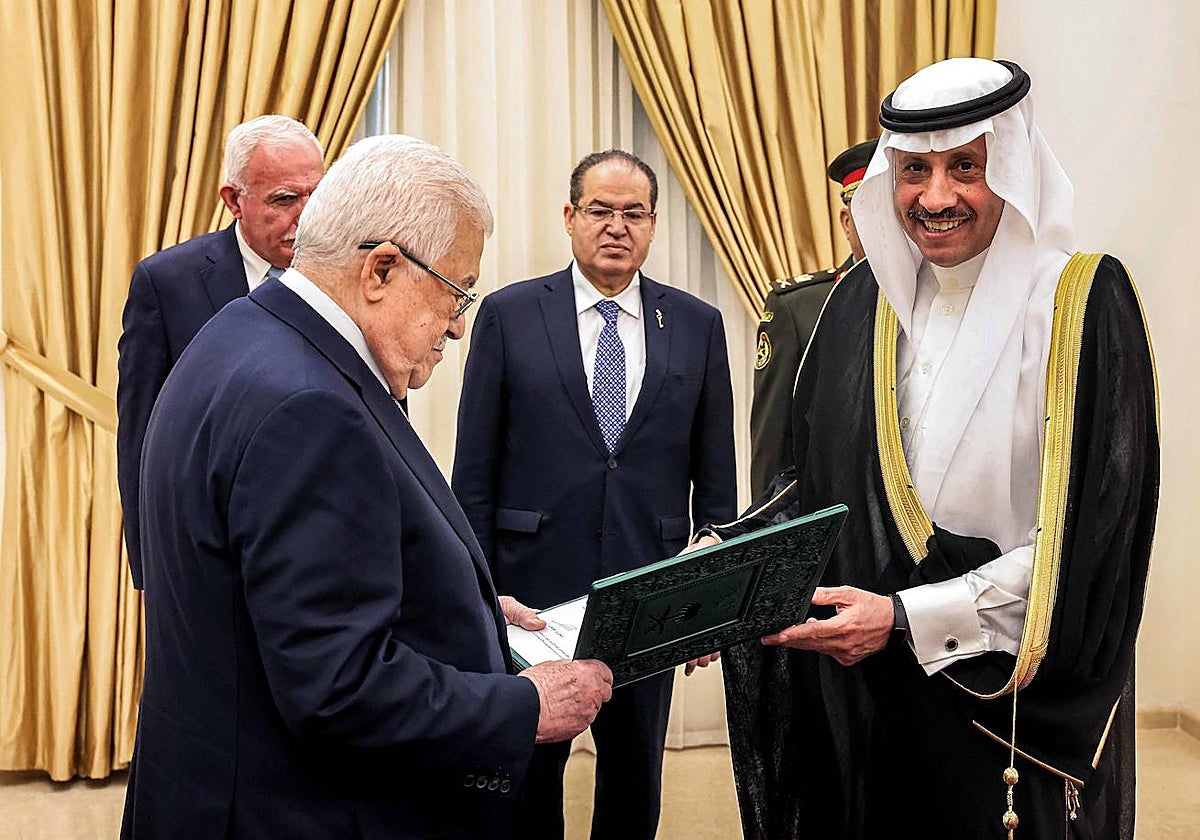 El presidente palestino, Mahmoud Abás, recibe las credenciales del embajador de Arabia Saudí, Nayef Al Sudairi