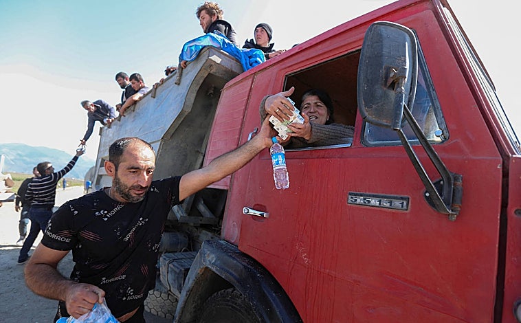 Imagen principal - Los refugiados de Nagorno Karabaj llegan a Kornidzor