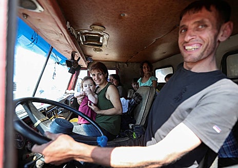 Imagen secundaria 1 - Los refugiados de Nagorno Karabaj llegan a Kornidzor