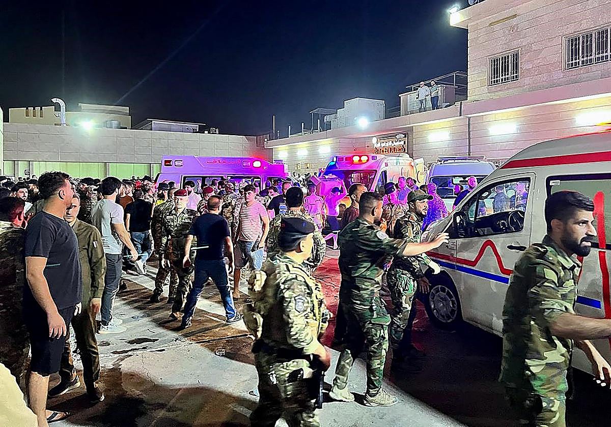 Soldados y personal de emergencias atienden a los heridos tras el incendio en una boda en Irak