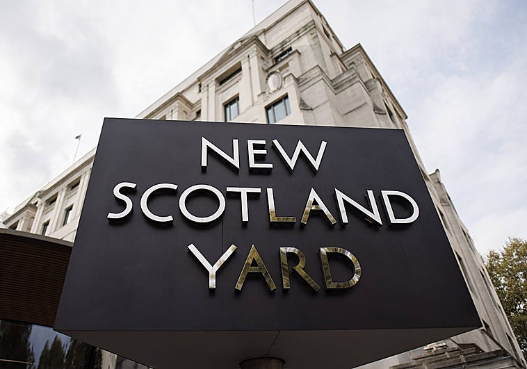 Cartel de Scotland Yard frente a la sede del cuerpo policial en Londres