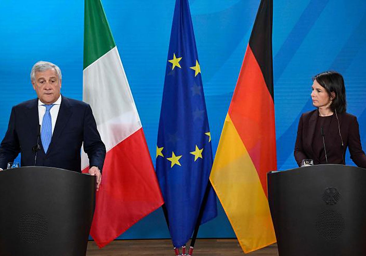 La ministra alemana de Asuntos Exteriores, Annalena Baerbock, y su homólogo italiano, Antonio Tajani, dan una conferencia de prensa