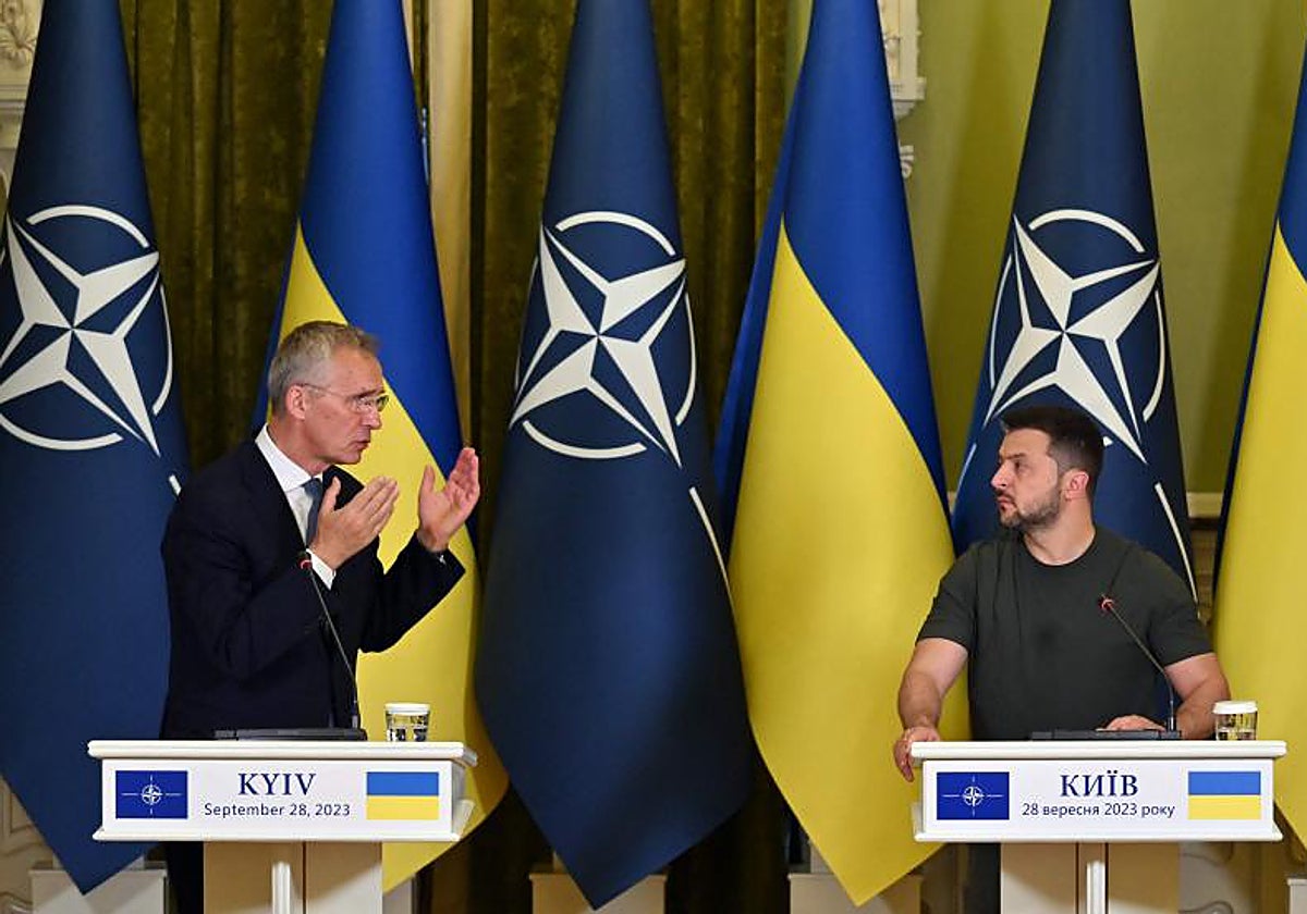 El presidente ucraniano, Volodimir Zelenski, y el secretario general de la OTAN, Jens Stoltenberg, en una conferencia de prensa tras las conversaciones celebradas en Kiev