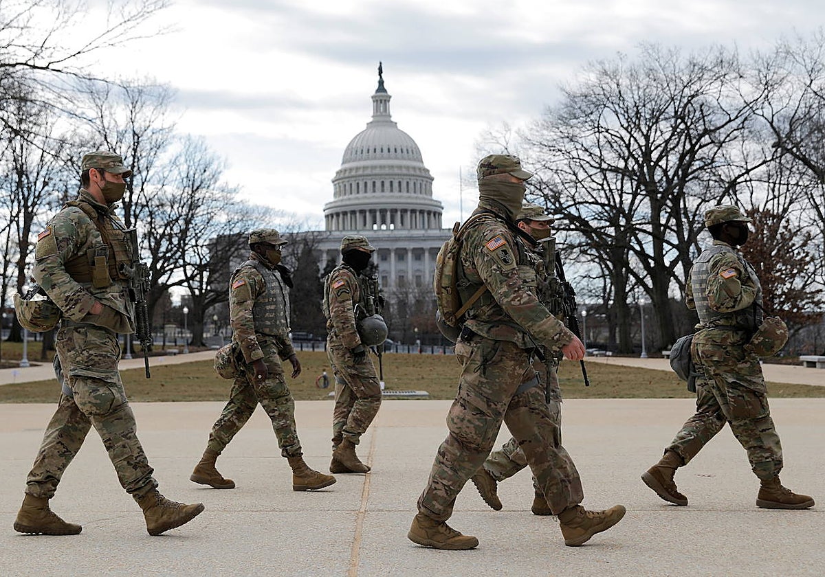 Miembros de la Guardia Nacional patrullan frente al Capitolio
