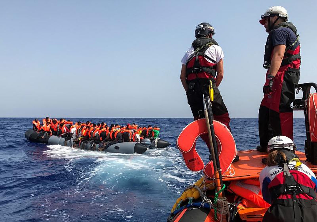 Tripulantes del barco de salvamento 'Ocean Viking', operado por las ONG francesas SOS Mediterranee y Médicos sin Fronteras (MSF)