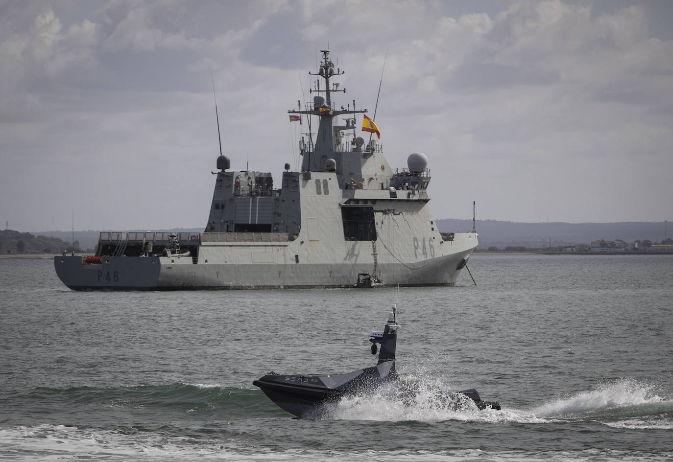 El 'BAM' Furor de la Armada española durante los ejercicios navales de la OTAN en Troia junto a un vehículo no tripulado SEAD 23 de Seadrone