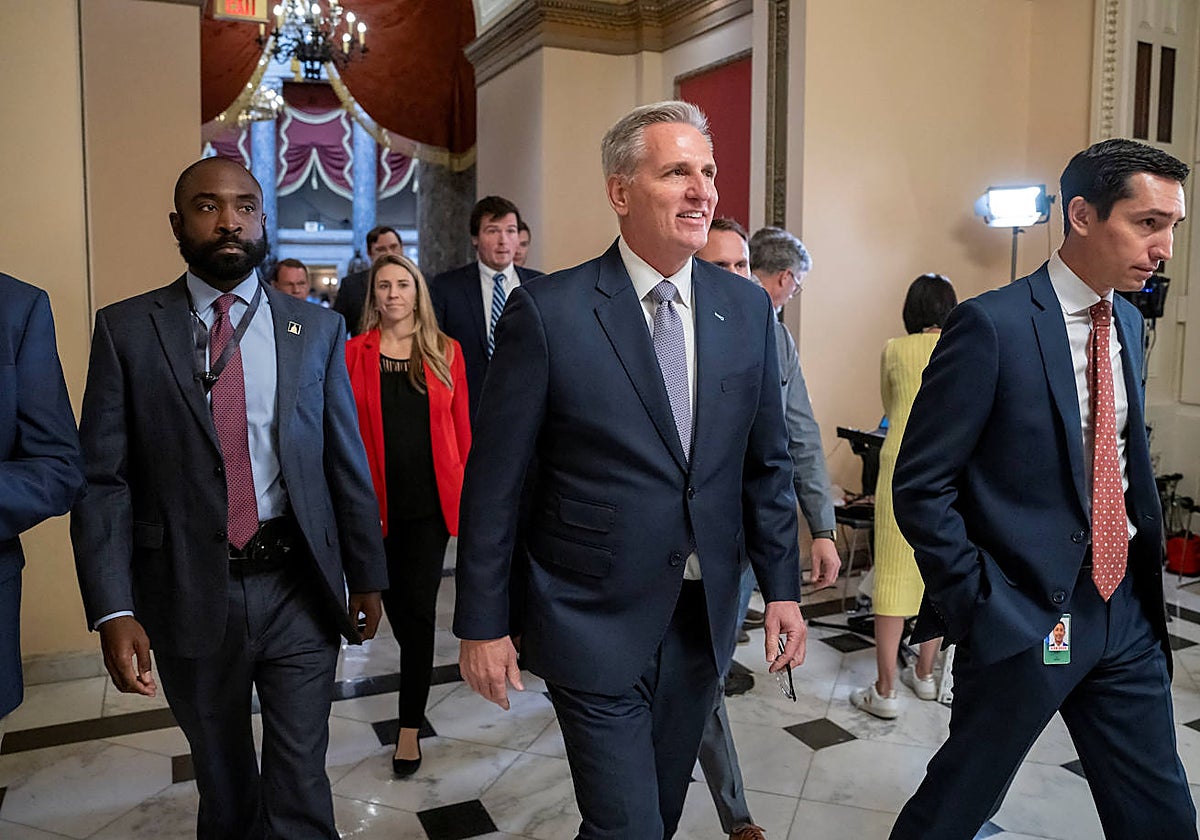 El presidente de la Cámara de Representantes de los Estados Unidos, Kevin McCarthy, ingresa a la Cámara de Representantes para votar una moción para suspender la sesión mientras se acerca la fecha límite para evitar un cierre parcial del gobierno en el Capitolio