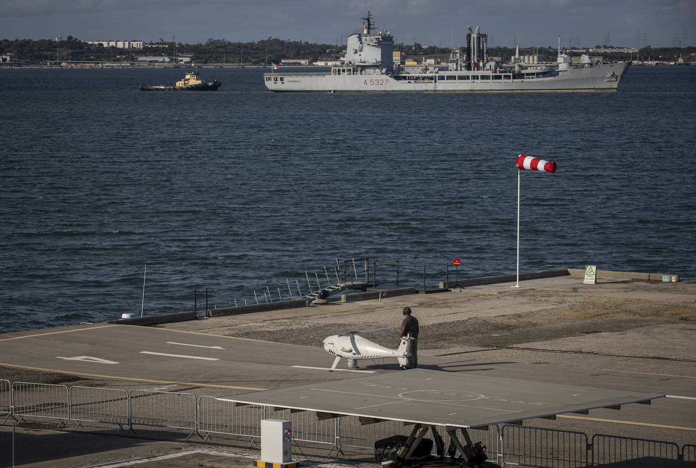 Helicoptero no tripulado de Schiebel durante los ejercicios de la OTAN en Troia, Portugal