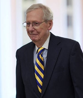 Imagen secundaria 2 - Arriba, la senadora Diane Feinstein, fallecida esta semana a los 90 años. Debajo, a la izquierda, Chuck Grassley, senador republicano de 90 años;a la derecha, Mitch McConnell, que, a sus 81 años, es el líder republicado en el Senado de EE.UU.
