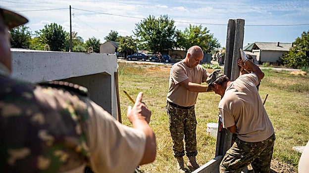 Soldados del ejército rumano construyen un refugio antiaéreo en la aldea de Plauru, en el delta del Danubio, a 300 kilómetros al este de Bucarest, Rumania
