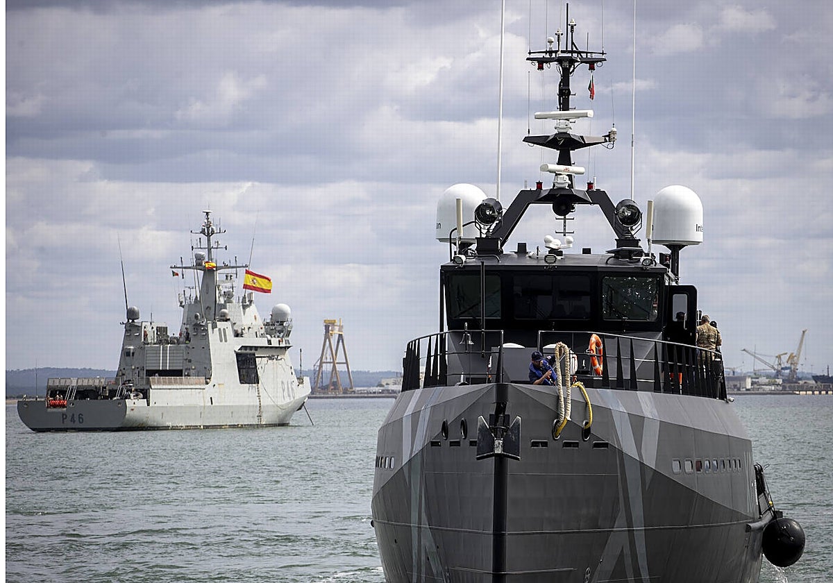 El patrullero Furor (P-46) y Royal Navy Patick Blackett X01. durante los ejercicios Repmus 23 y Dynamic Messenger de la OTAN en Portugal