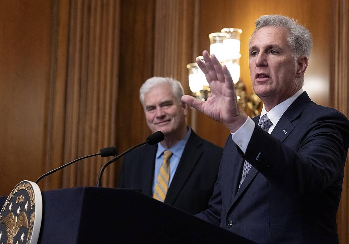 El presidente de la Cámara de Representantes de Estados Unidos, Kevin McCarthy (derecha), y el representante republicano de Minnesota, Tom Emmer