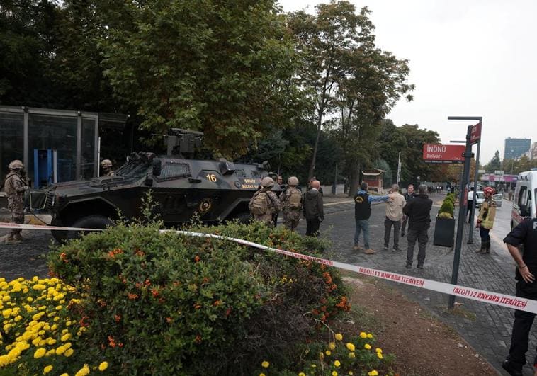 Miembros de las Fuerzas Especiales turcas, vigilando la zona de la explosión
