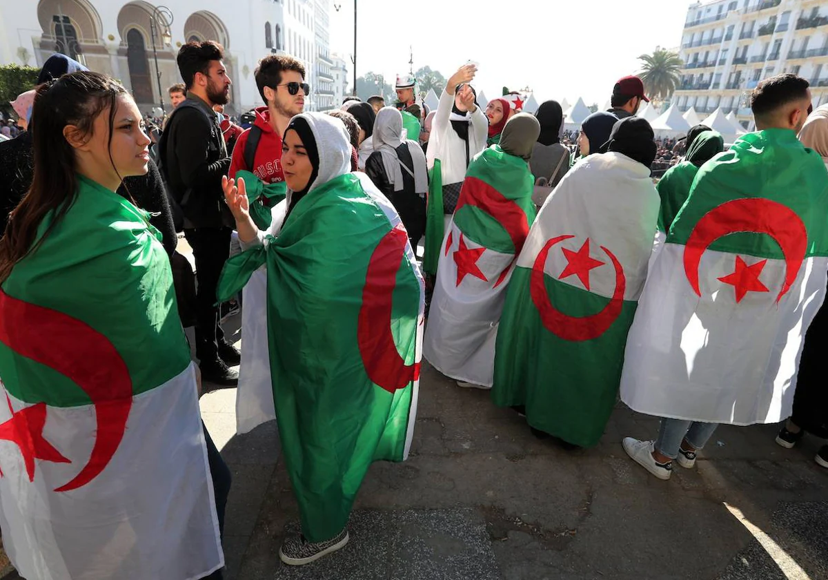 Un grupo de estudiantes argelinos participa en una protesta en Argel