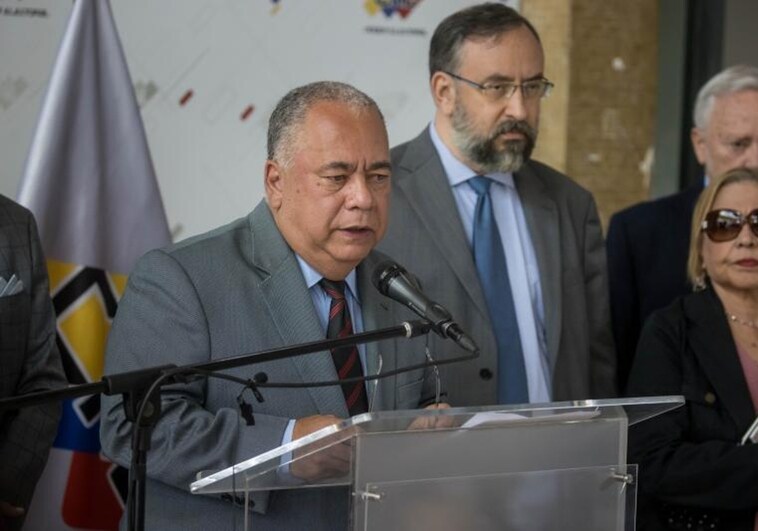 El presidente del Consejo Nacional Electoral (CNE) de Venezuela, Elvis Amoroso (c)