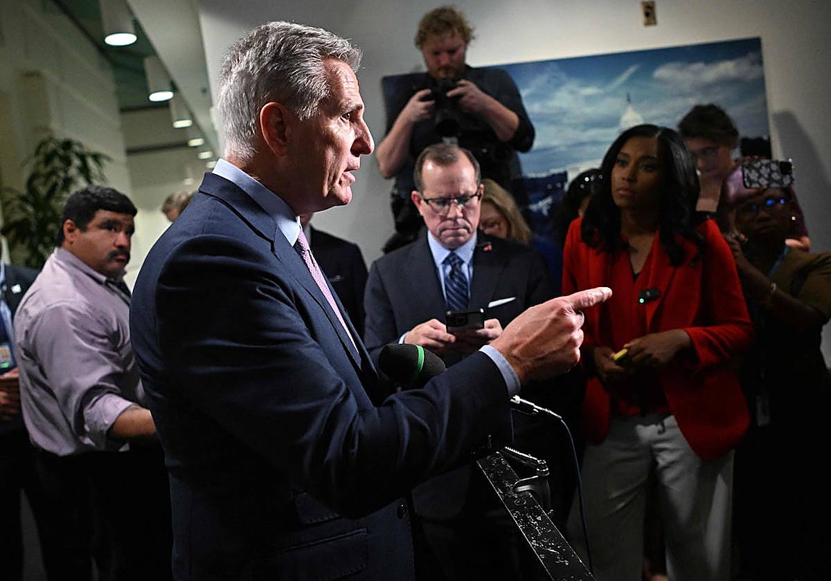El 'speaker' de la Cámara de Representantes, el republicano Kevin McCarthy, se dirige a los periodistas en el Capitolio