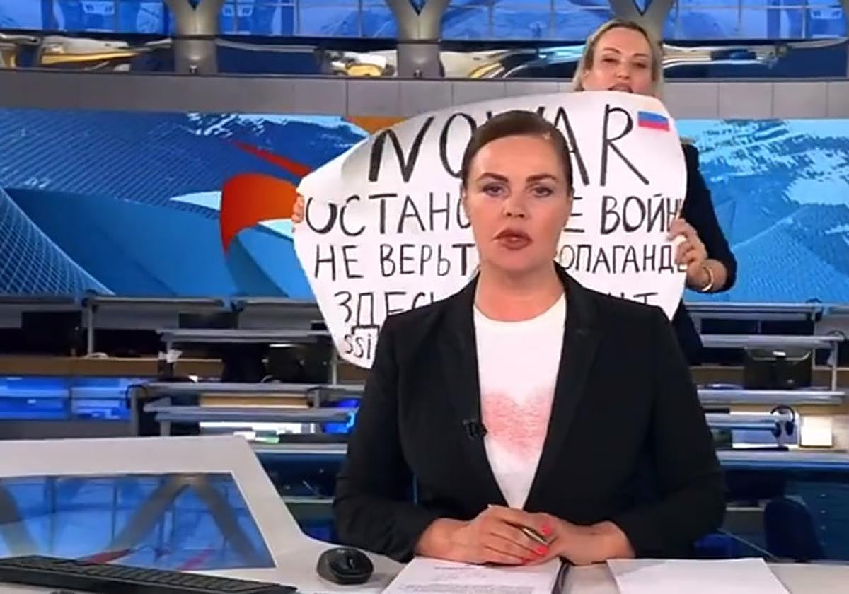 La periodista Marina Ovsyannikova protestando por la guerra en Ucrania