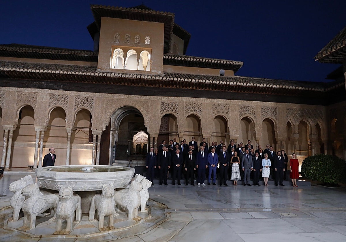 Don Felipe IV y Doña Letízia presiden la foto de familia antes de la cena oficial la III Cumbre de la Comunidad Política Europea (CPE) en la Alhambra