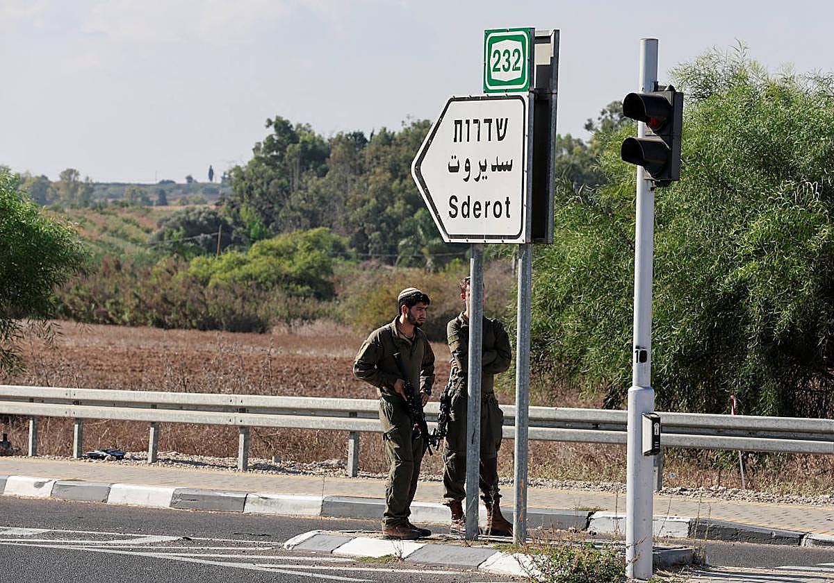 Soldados israelíes en las afueras de Sderot