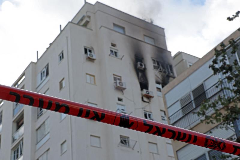 Un edificio residencial en Tel Aviv resulta dañado tras un ataque con cohetes desde la Franja de Gaza