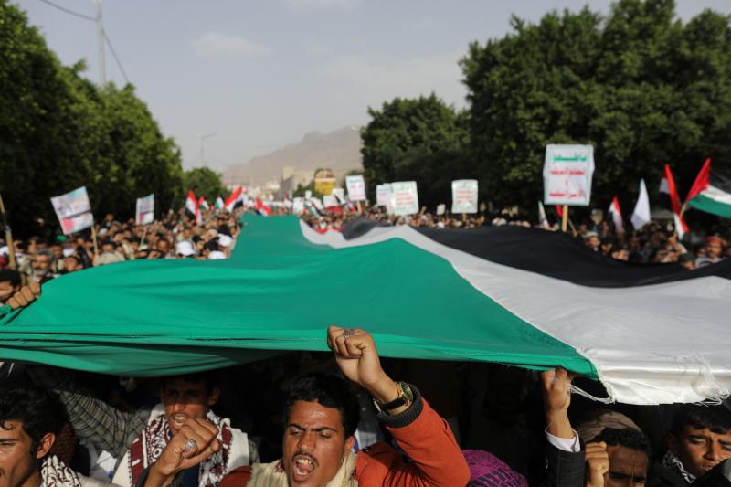 Partidarios hutíes se manifiestan para mostrar su apoyo a las facciones palestinas en Saná, Yemen