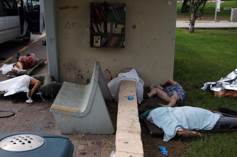 Cuerpos de los civiles israelíes asesinados yacen cubiertos en la ciudad sureña de Sderot