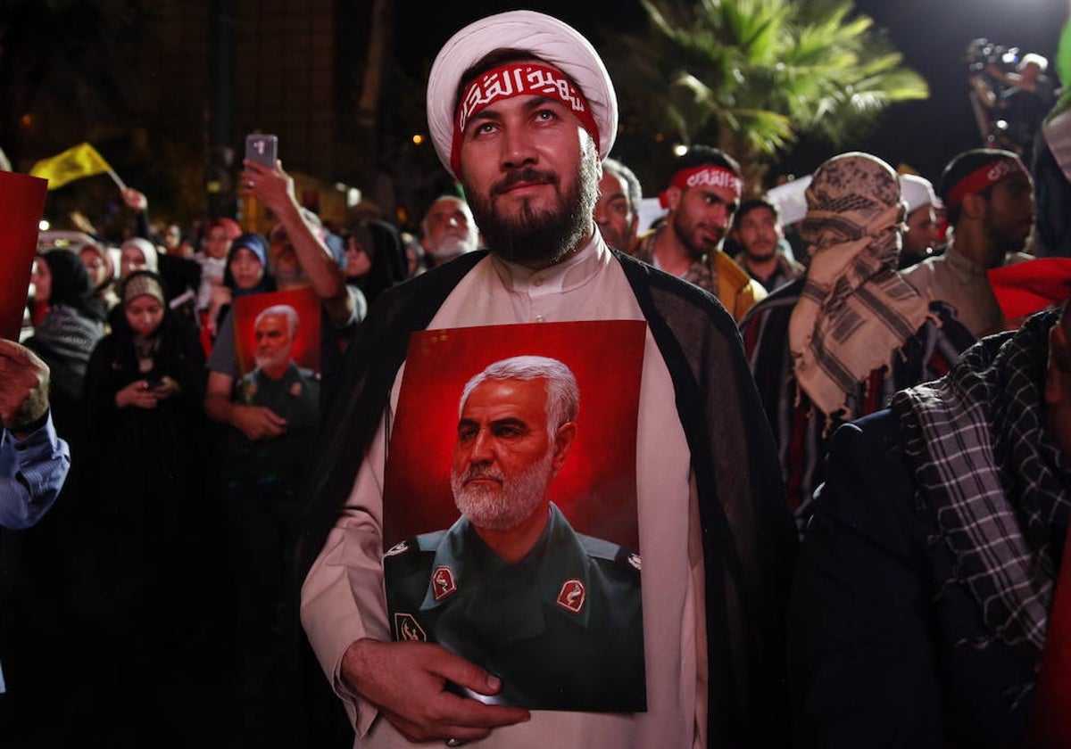 Un iraní sostiene un retrato de Soleimani durante las celebraciones en Teherán de los atentados contra Israel