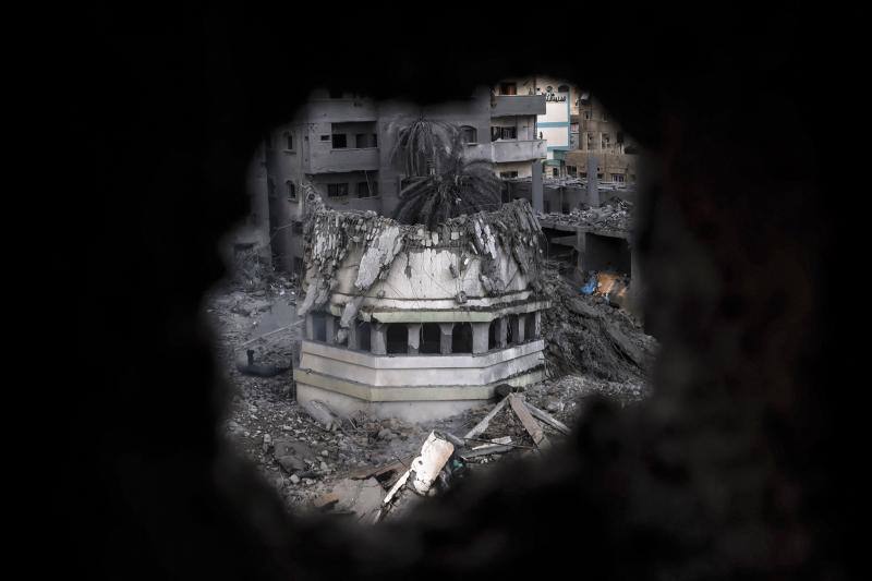 Los palestinos inspeccionan la destrucción alrededor de la mezquita Ahmed Yassin, que fue arrasada por ataques aéreos israelíes