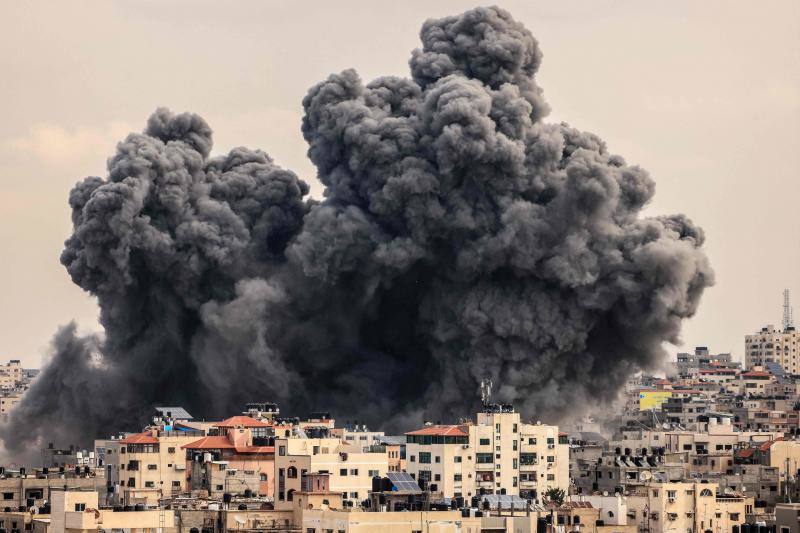 Una columna de humo se eleva en el cielo de la ciudad de Gaza