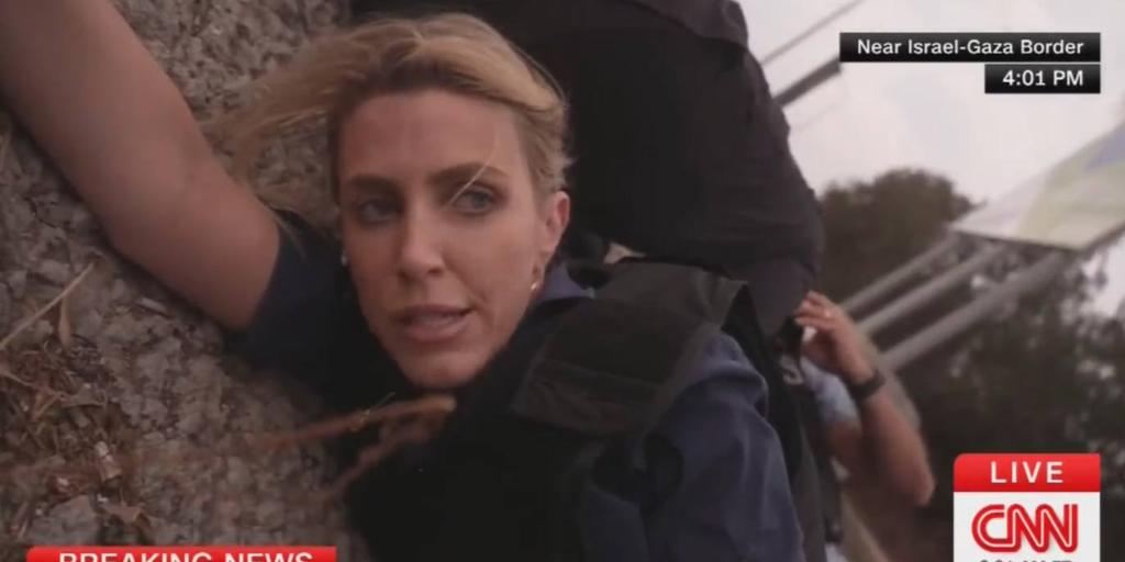 Una reportera de la CNN conecta en directo desde una zanja en medio de «un aluvión masivo de cohetes» en la frontera entre Gaza e Israel Una reportera de la CNN conecta en directo desde una zanja en medio de «un aluvión masivo de cohetes» en la frontera entre Gaza e Israel