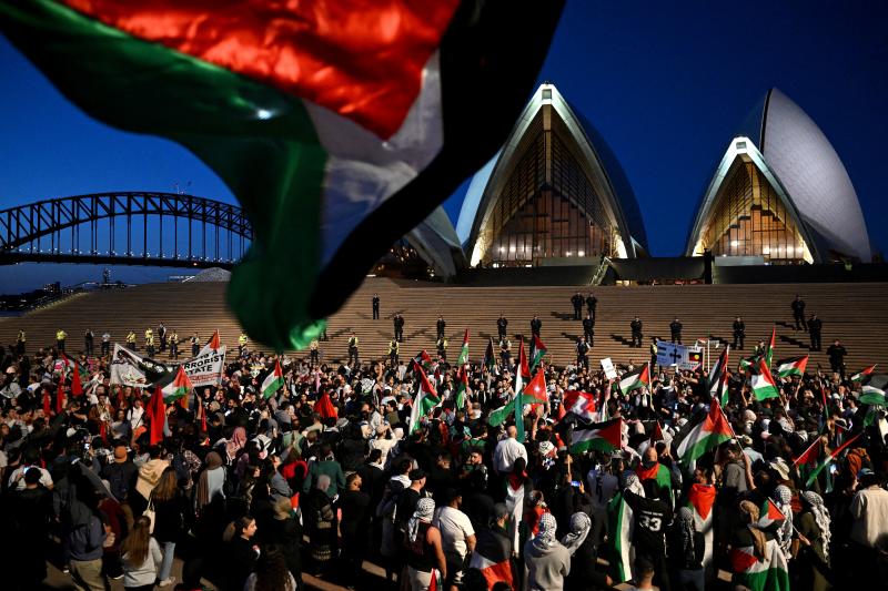 Los participantes de una manifestación pro-palestina reaccionan frente a la Ópera de Sydney